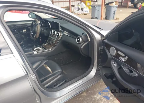 2015 Mercedes-Benz C 300 Luxury/Sport z USA, uszkodzony, nr VIN 55SWF4JB9FU044507